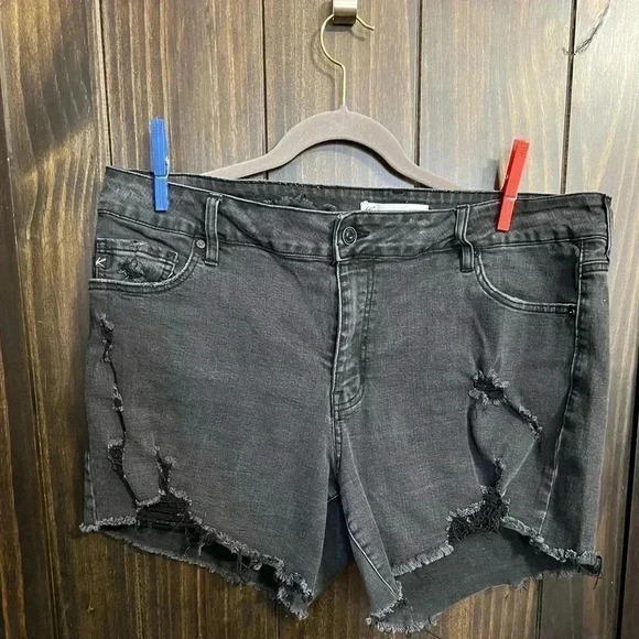 Kancan (Exclusively for Maurices) Black Rough Hem Distressed Shorts. Size:16 - Picture 5 of 12